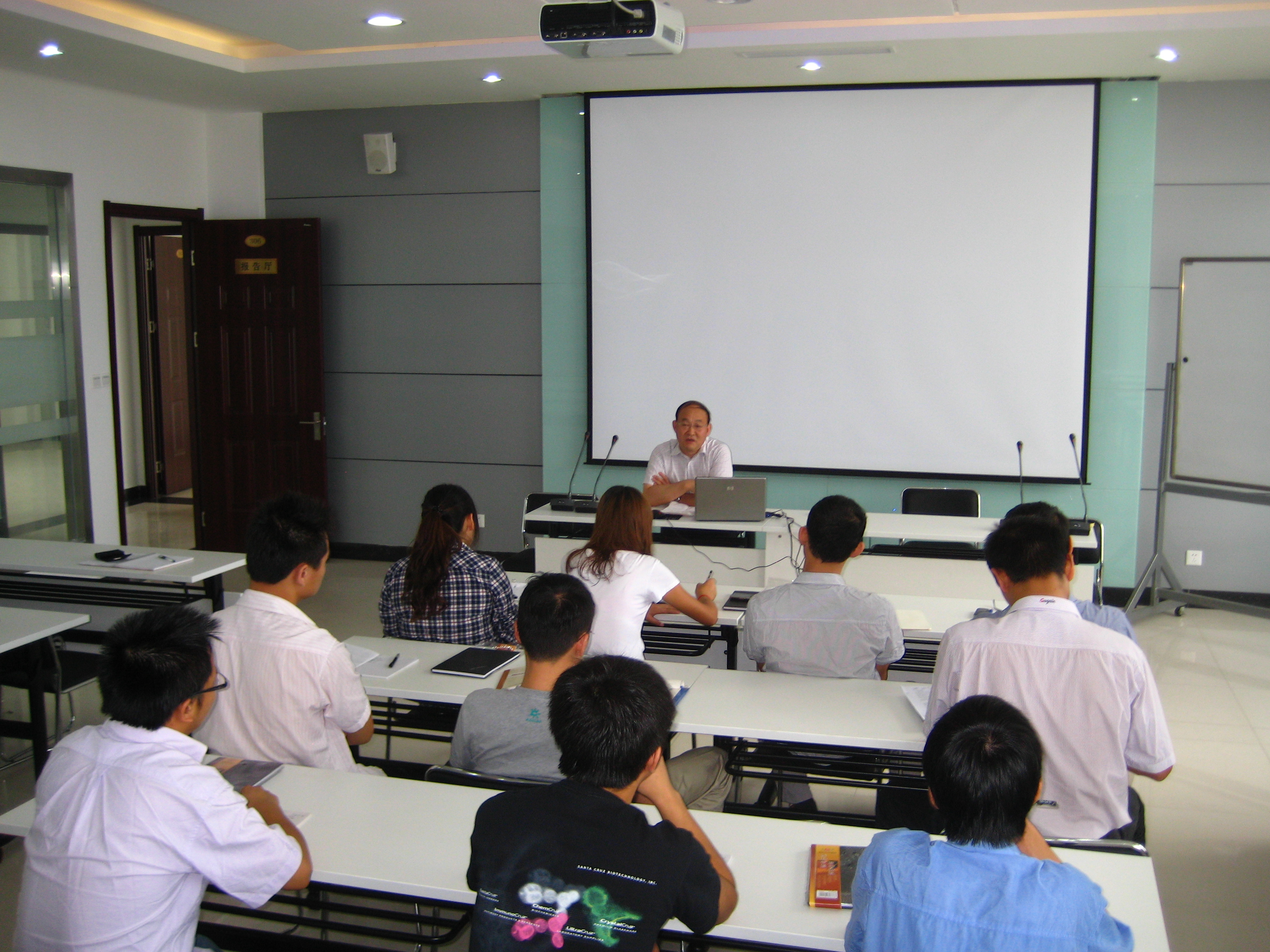 王萬緒院長給新入職員工做培訓(xùn)